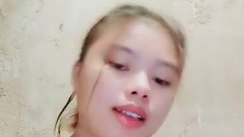 Putri Pamer Jembut Tipis Sambil Mandi